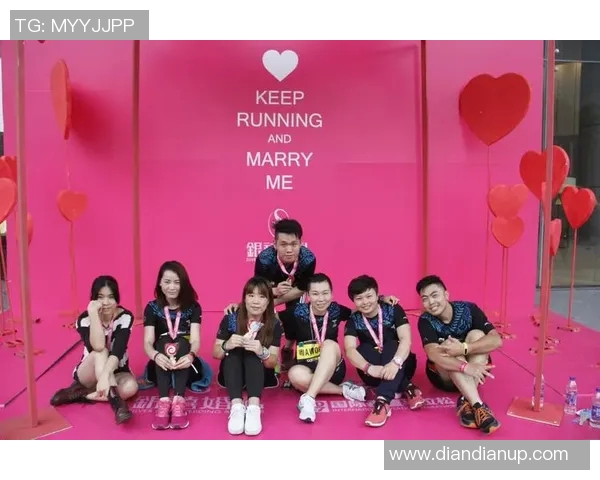 足球场上浪漫求婚的球星是谁他的爱与梦想交织的瞬间